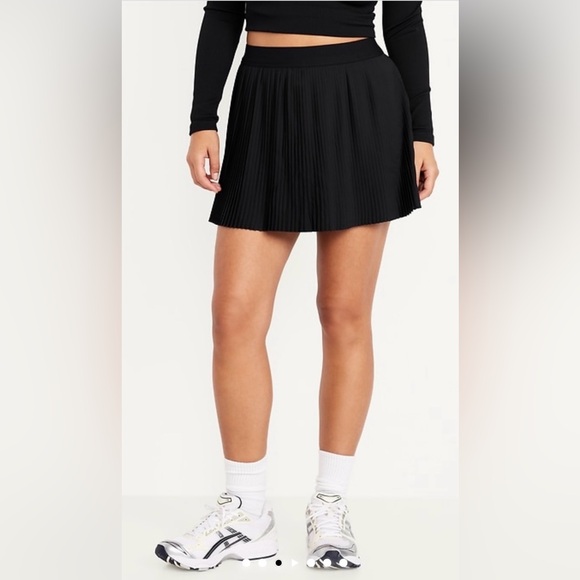 Old Navy Dresses & Skirts - Old Navy Black Mini Pleated Skirt